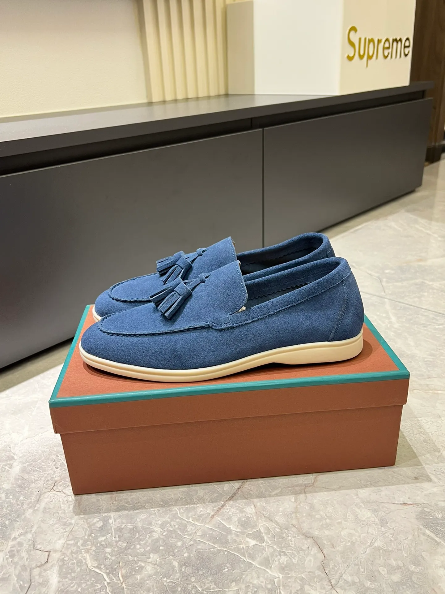 Men's shoes 💰p360 "Loro men's shoes 💰pian'*" Classic L men's shoes for couples 💰p Top version British flat loafers, a must-have item in old money style, the minimalist design is eye-catching and durable, a plus point for dressing The soft foot feel and texture are outstanding. They don’t scratch your feet and are very nice. They are matched with soft and waxy soles. They can be worn daily for a long time without getting tired. They are easy to wear, versatile and classic items, with perfect foot feel and texture! Imported cashmere fabric, the lining is made of imported A-grade water-dyed cow lining, the top version of the genuine leather midsole is sewn with pure handmade mark thread! Size: Female 35-40 (34. Customized) Male 38-44 (45.46. Customized)